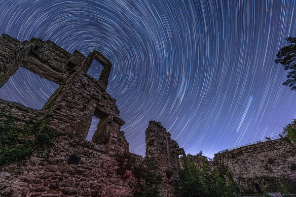 Startrail (Sternspuren) an der Ruine Neuscharfeneck