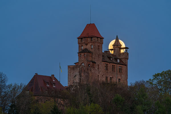 Vollmondaufgang hinter der Burg Berwartstein