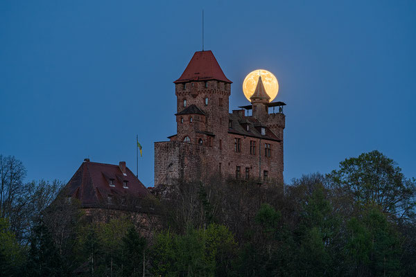 Vollmondaufgang hinter der Burg Berwartstein