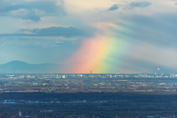 Ferner Regenbogen über BASF und Odenwald