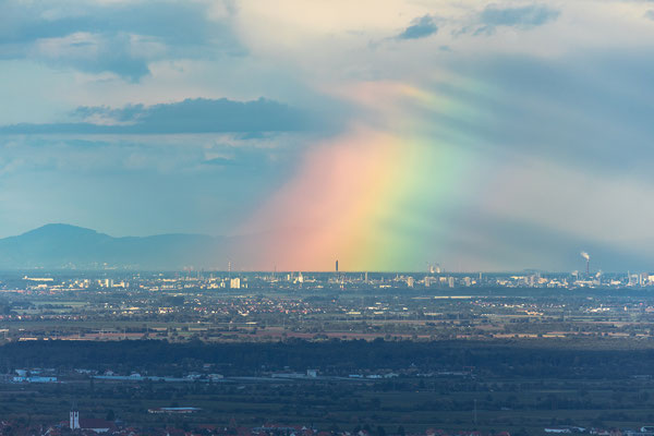 Ferner Regenbogen über BASF und Odenwald