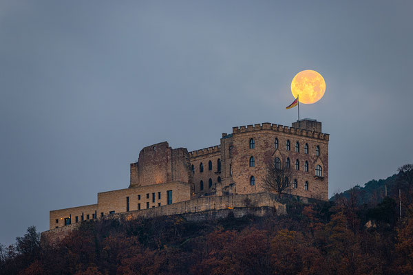 Vollmond hinter dem Hambacher Schloss