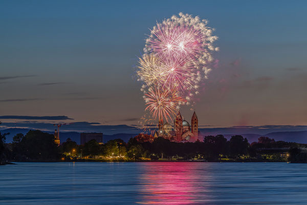 Feuerwerk zum Brezelfest in Speyer
