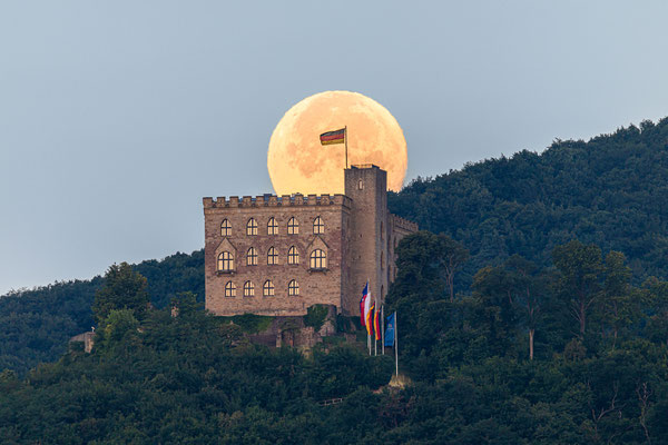 Vollmond hinter dem Hambacher Schloss