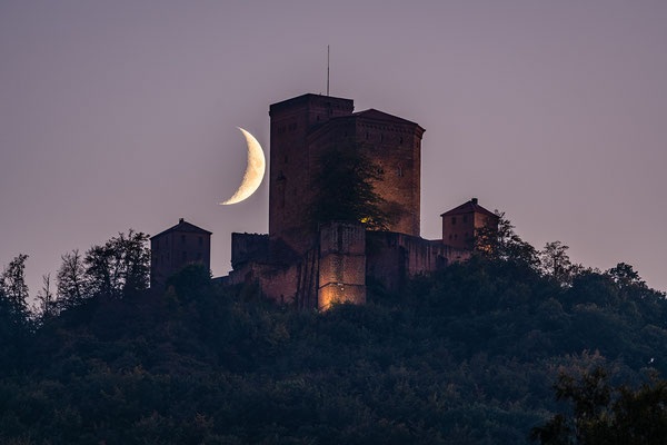 Monduntergang hinter dem Trifels