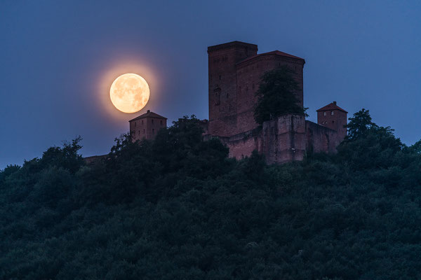 Vollmonduntergang hinter dem Trifels