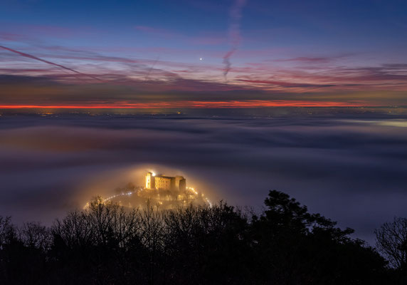 Hambacher Schloss im Morgennebel