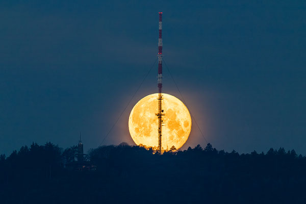 Untergehender Vollmond hinterm Weinbiet