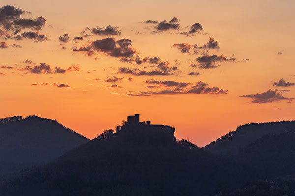 Sonnenaufgang hinter dem Trifels