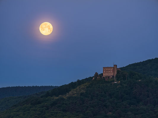 Vollmonduntergang hinter dem Hambacher Schloss