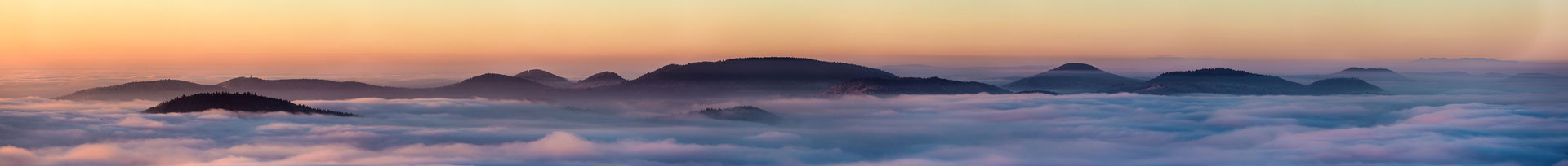 Weitsicht über dem Nebel