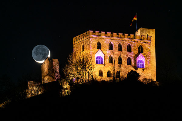 Sichelmond am Hambacher Schloss
