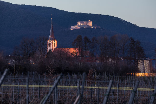 Maikammerer Kirche und Hambacher Schloss in der Blauen Stunde
