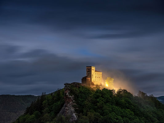 Wolkiger Abend am Trifels