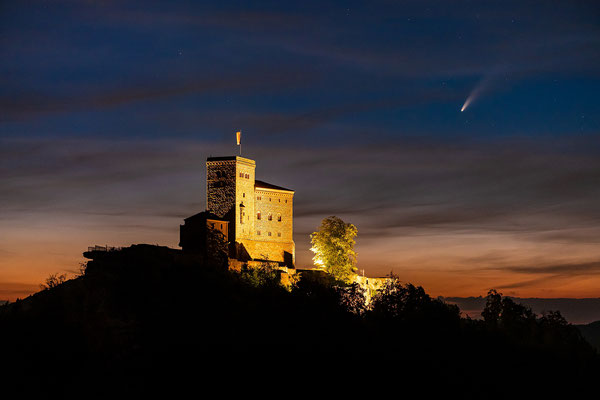 Komet Neowise hinter der Burg Trifels