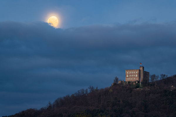 Wolkiger Monduntergang hinter dem Hambacher Schloss