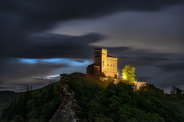 Wolkiger Abend am Trifels