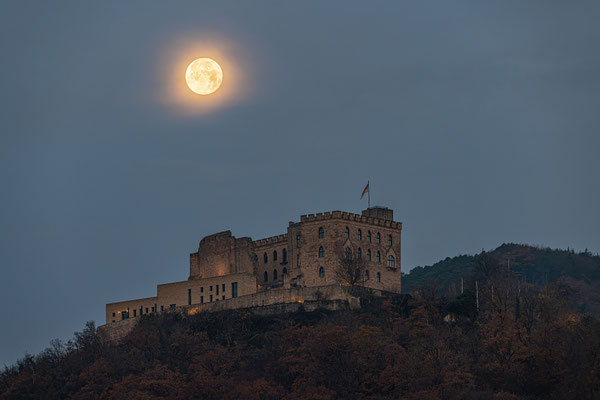 Vollmond hinter dem Hambacher Schloss