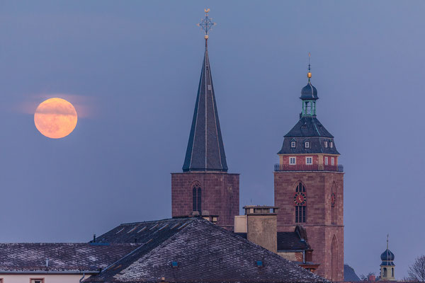 Vollmondaufgang hinter der Stiftskirche