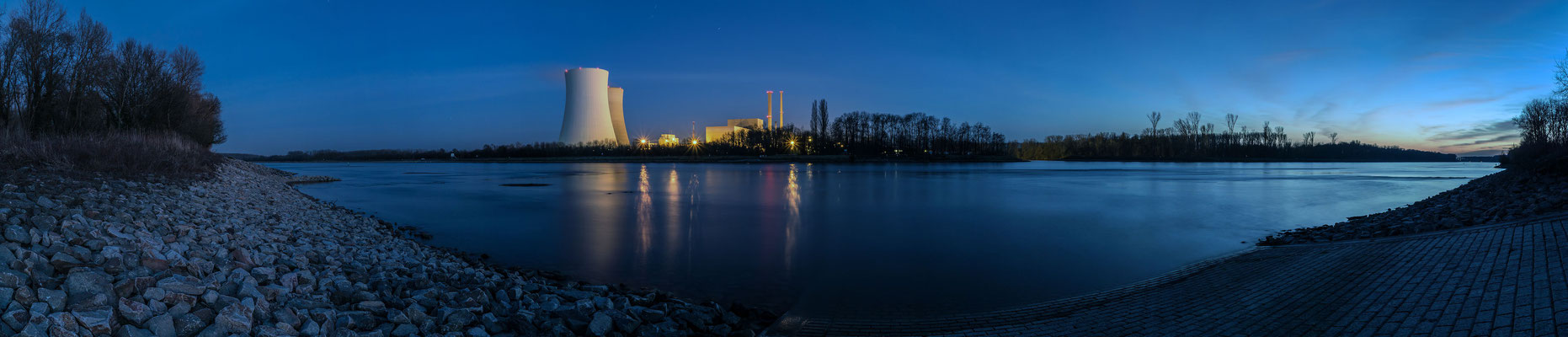 Der Rhein und das Atomkraftwerk Philippsburg