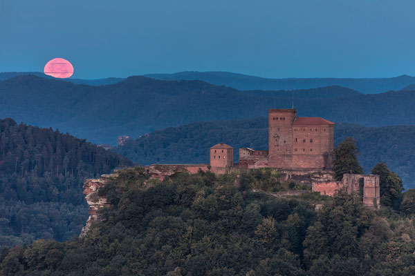 Vollmonduntergang hinter dem Trifels