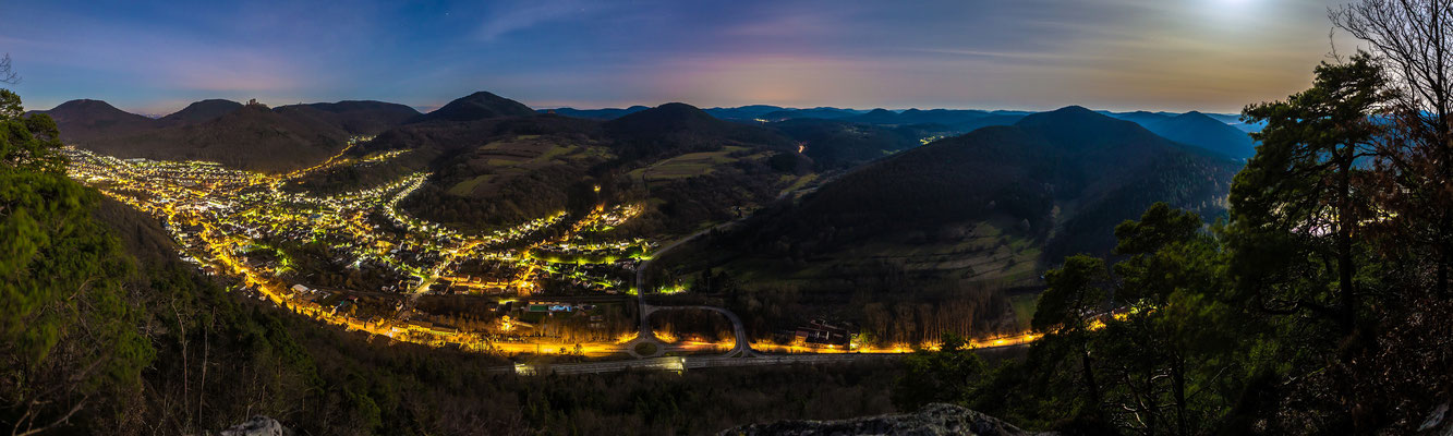 Burg Trifels und Annweiler bei Vollmondlicht