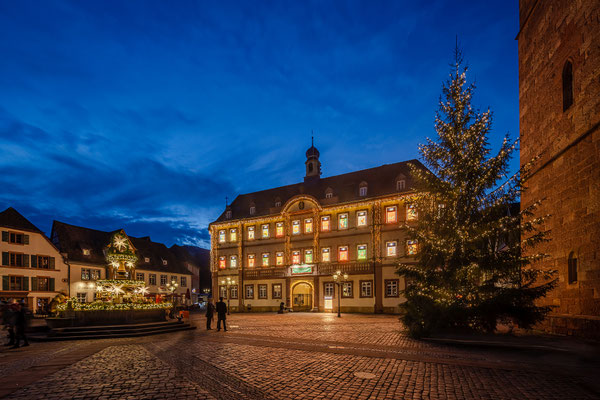 Beleuchteter Adventskalender am Neustadter Rathaus