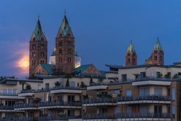 Vollmonduntergang hinter dem Speyerer Dom
