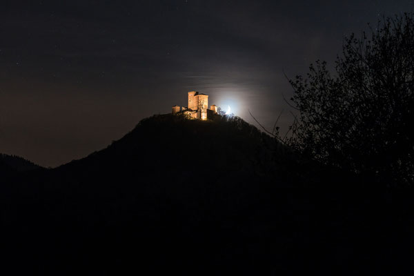 Monduntergang hinter der Burg Trifels