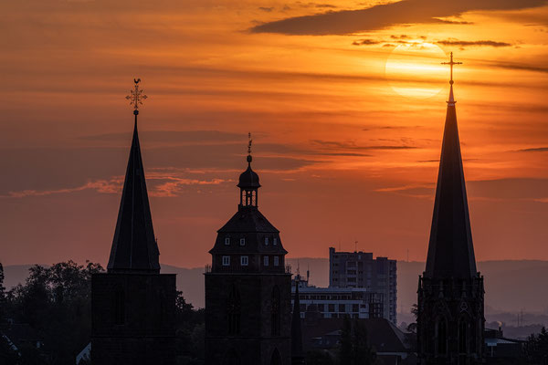 Sonnenaufgang hinter der Neustadter "Skyline"