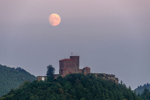 Vollmondaufgang hinter dem Trifels