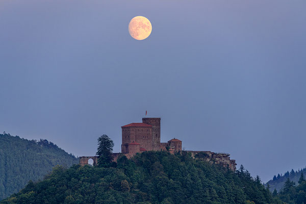 Vollmondaufgang hinter dem Trifels