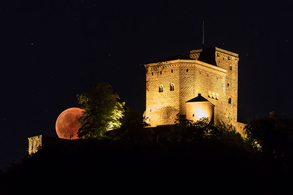 Blutmond hinter dem Trifels