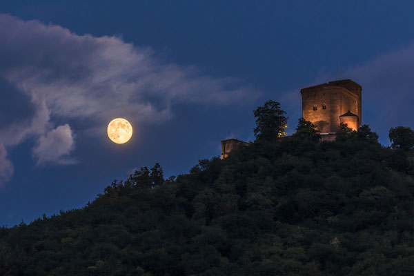 Vollmond über dem Trifels (gesehen von Annweiler)