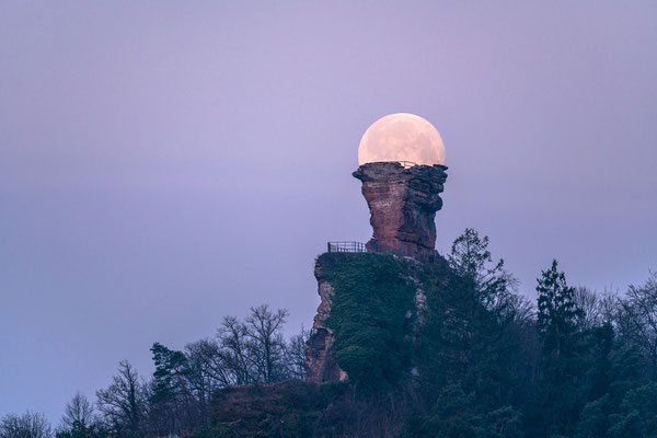 Vollmonduntergang hinter der Ruine Drachenfels