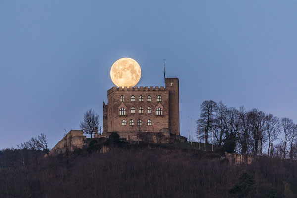 Vollmonduntergang hinter dem Hambacher Schloss