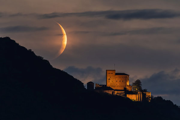 Monduntergang hinter dem Trifels