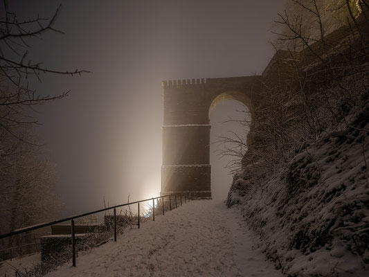 Neblige Winternacht auf dem Trifels