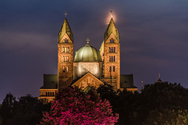 Sichelmond hinter dem Speyerer Dom