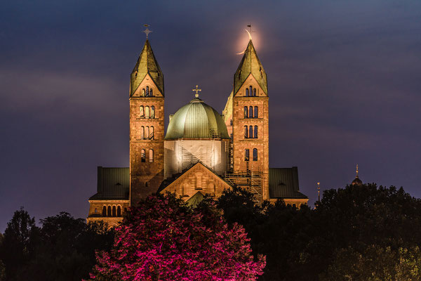 Sichelmond hinter dem Speyerer Dom