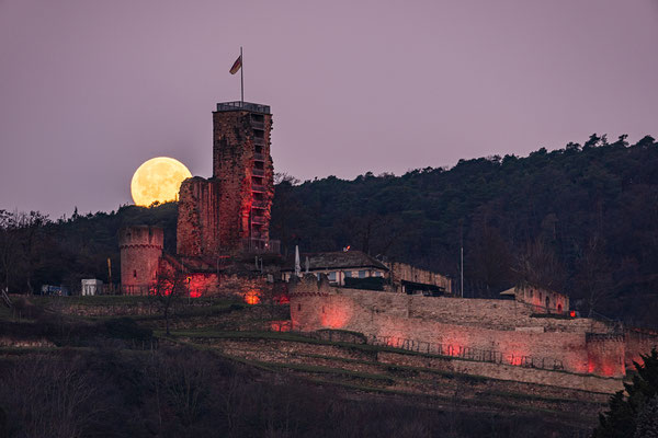 Vollmonduntergang hinter der Wachtenburg