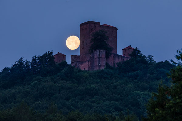 Vollmonduntergang hinter dem Trifels