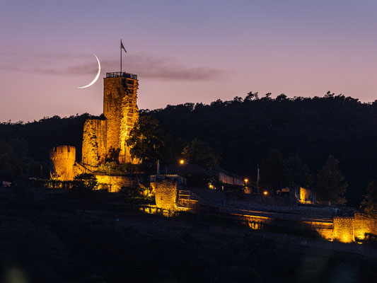 Mondsichel hinter der Wachtenburg