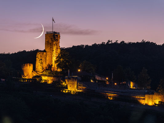 Mondsichel hinter der Wachtenburg