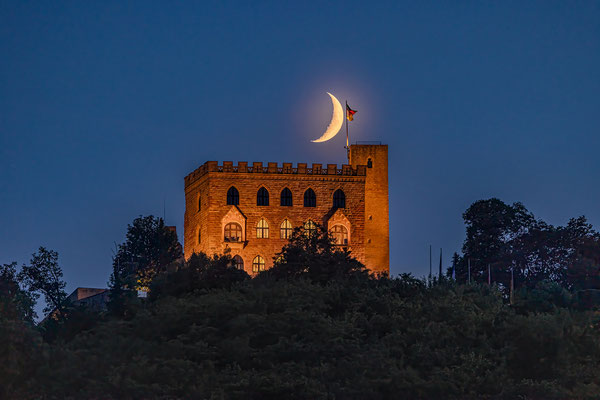 Sichelmond beim Hambacher Schloss