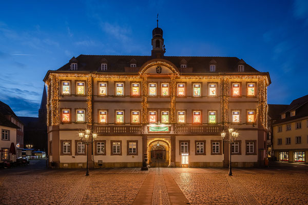 Beleuchteter Adventskalender am Neustadter Rathaus