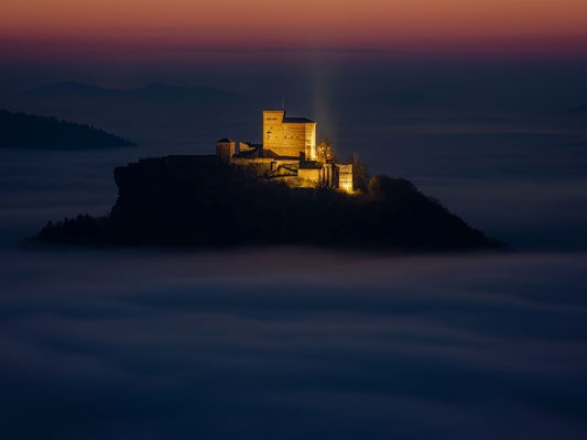 Abendnebel am Hohenberg mit Blick zum Trifels