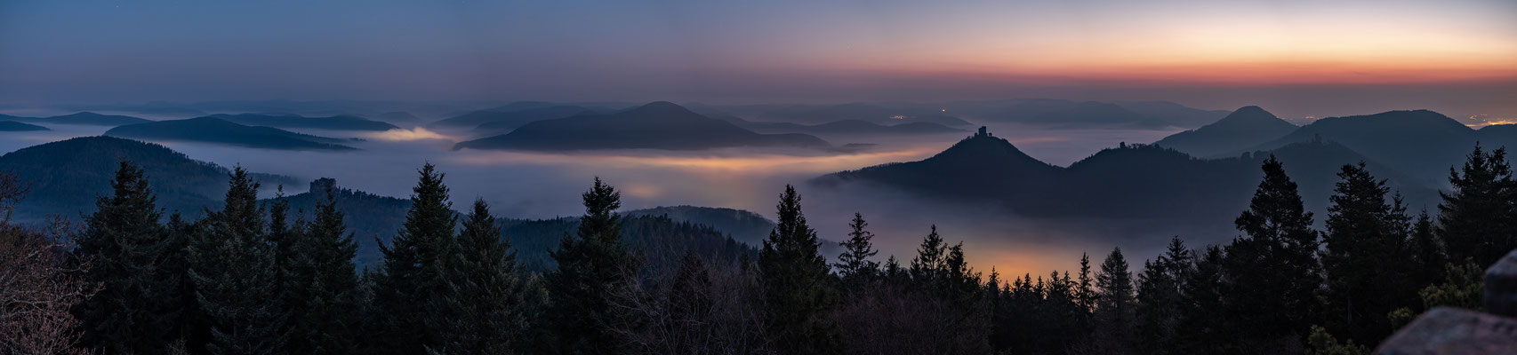 Blick ins vernebelte Queichtal