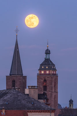 Aufgang des Vollmondes hinter der Stiftskirche