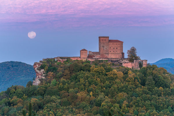 Vollmonduntergang hinter dem Trifels